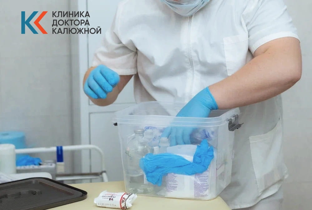 Применяемые лекарственные средства Врач достает препараты из ящика