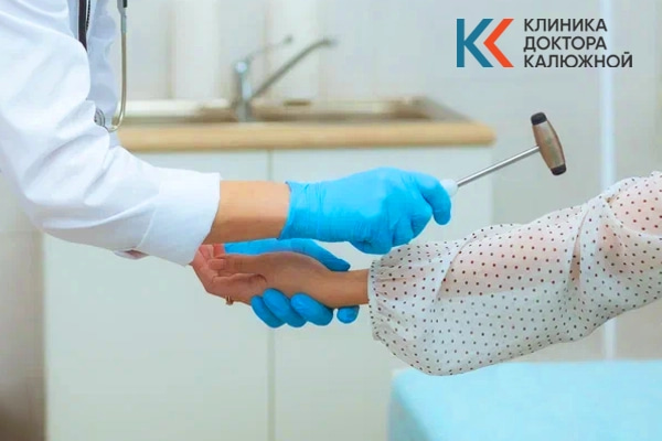 Врач проводит осмотр Врач держит неврологический молоточек