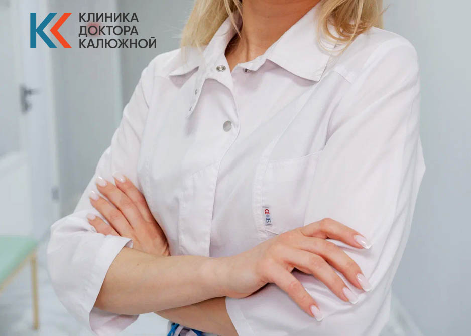 Врач-нарколог Врач cложил руки на груди