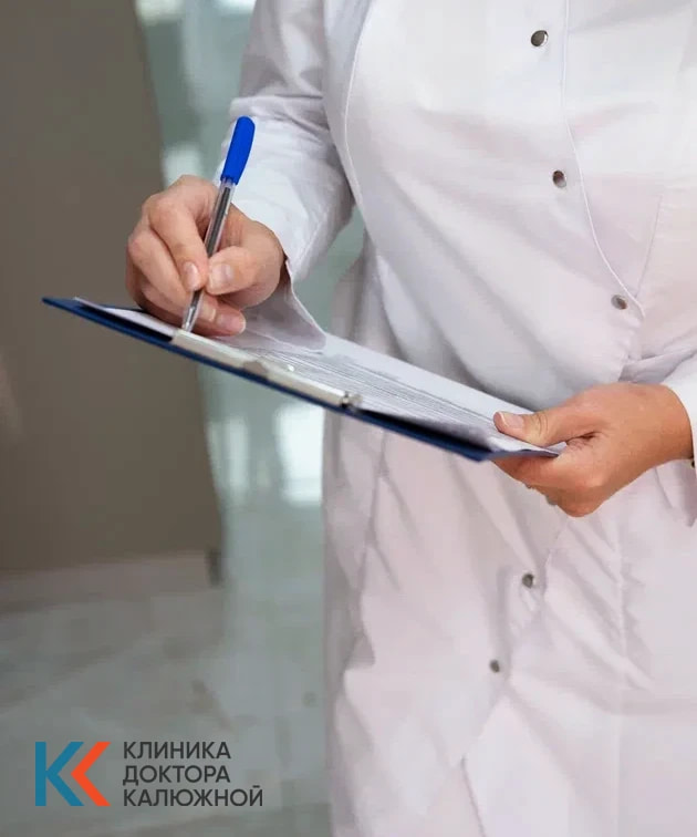 Сбор анамнеза Врач держит документ и делает запись