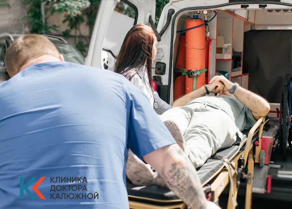 Перевозка пациента Медработники транспортируют пациента в машину