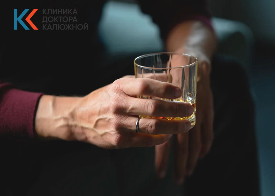 Зачем алкоголикам нужна реабилитация Стакан в руке мужчины, реабилитация алкоголиков