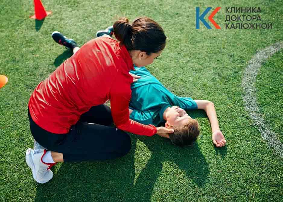 Врач спасает спортсмена Врач помогаtт спортсмену