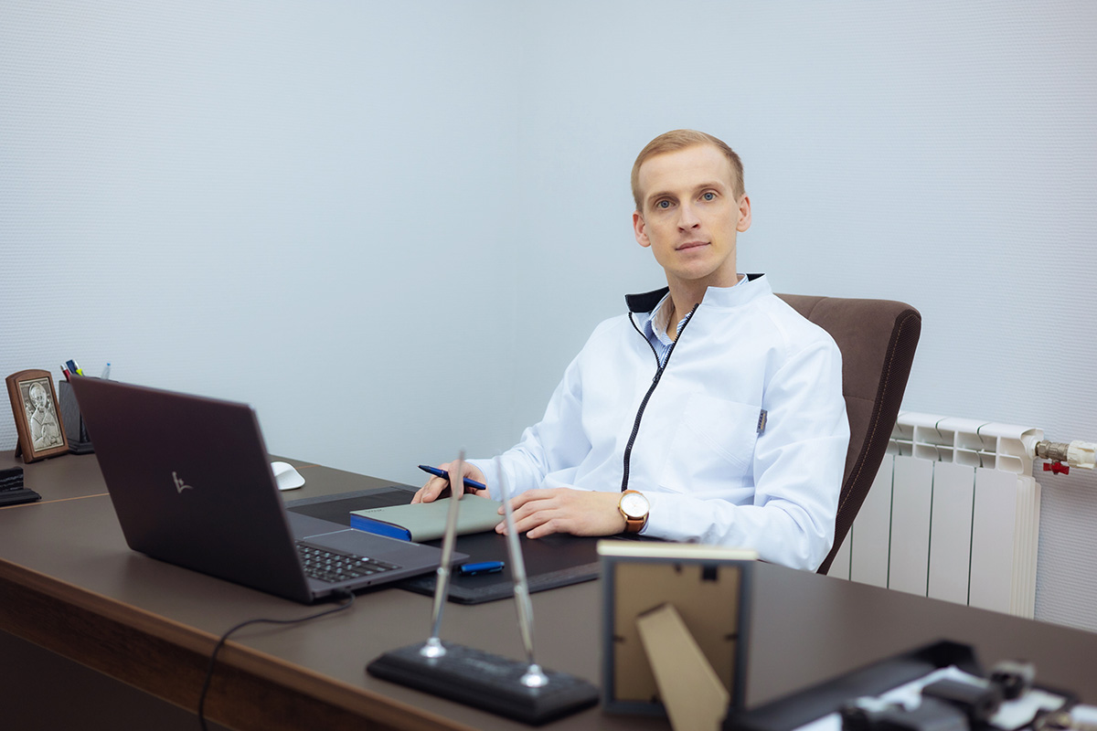 Доктор сидит за столом