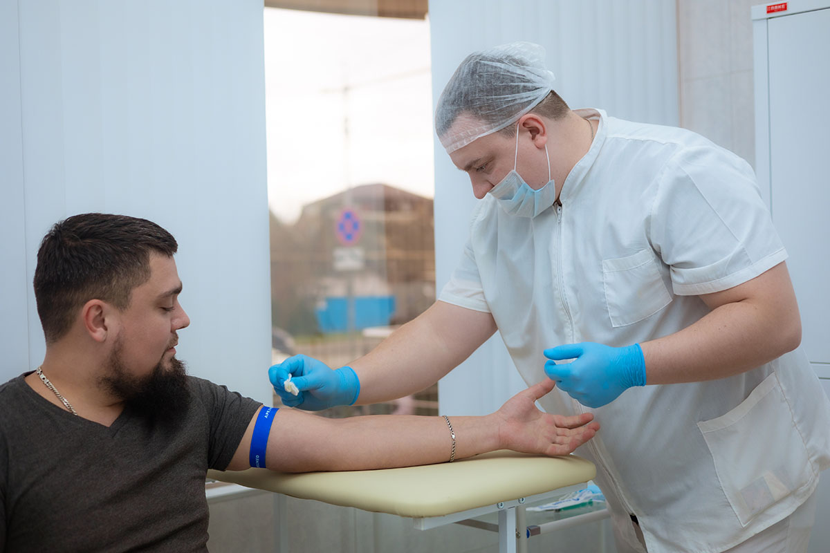 Врач проводит процедуру