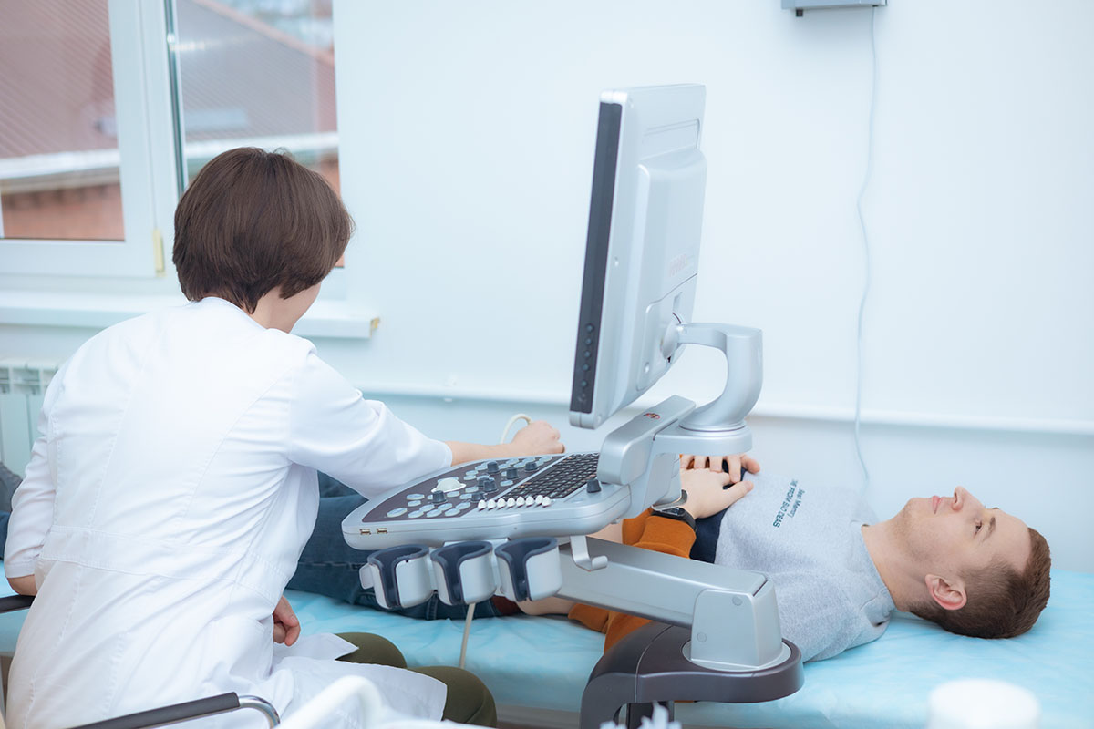 Врач проводит УЗИ