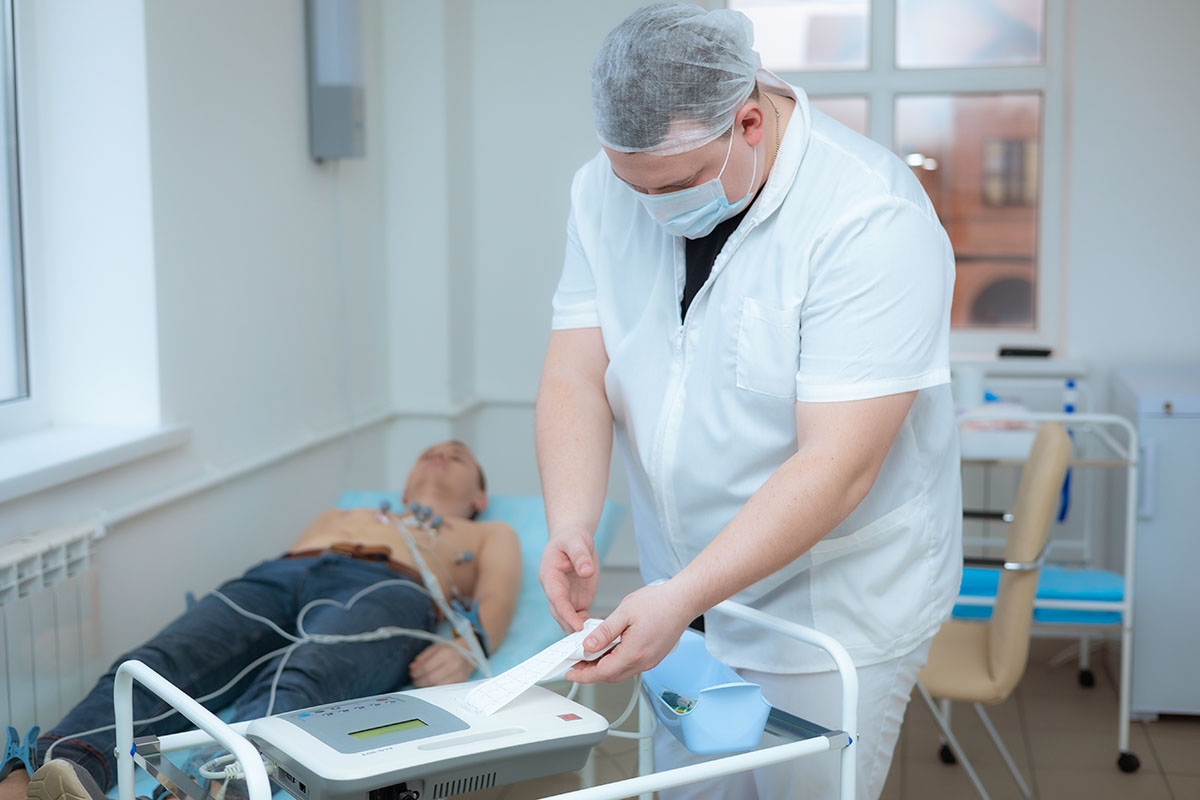 Врач настраивает прибор