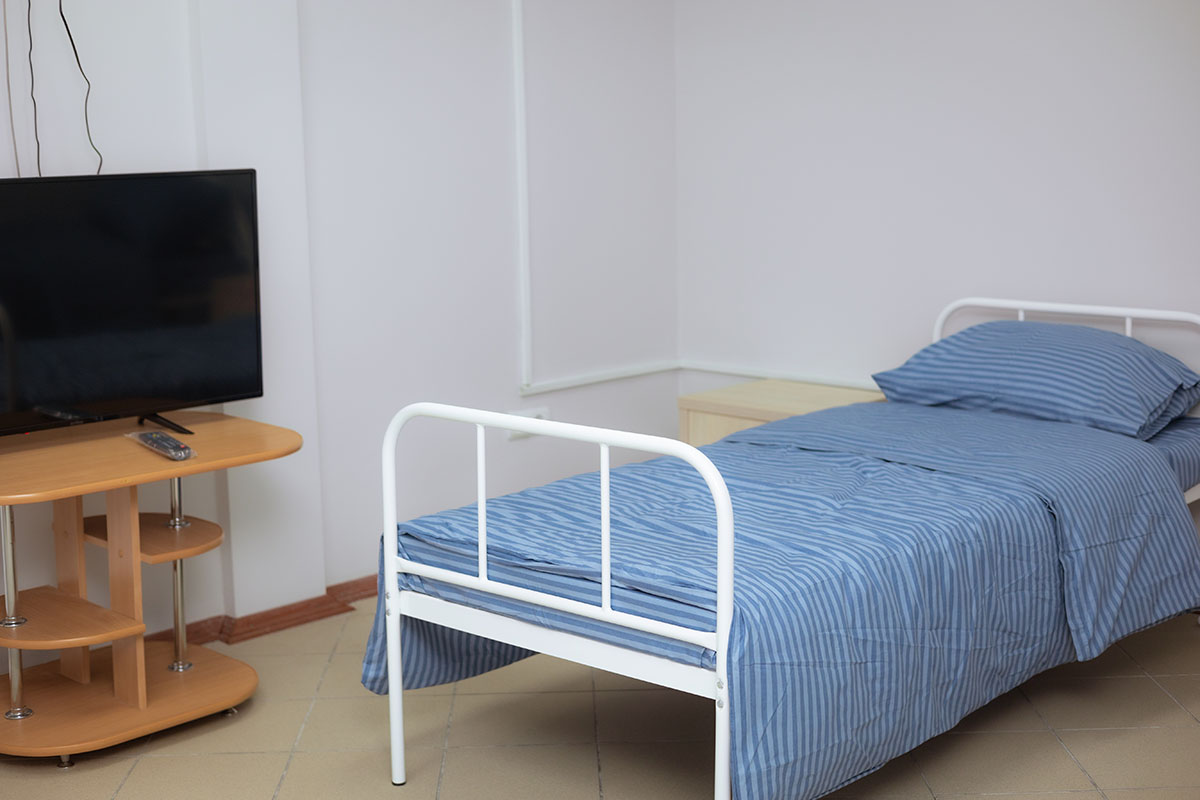 Койка и телевизор в палате